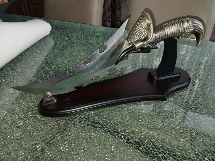 Fantasy dolk met houten standaard, Verzamelen, Lord of the Rings, Zo goed als nieuw, Ophalen of Verzenden