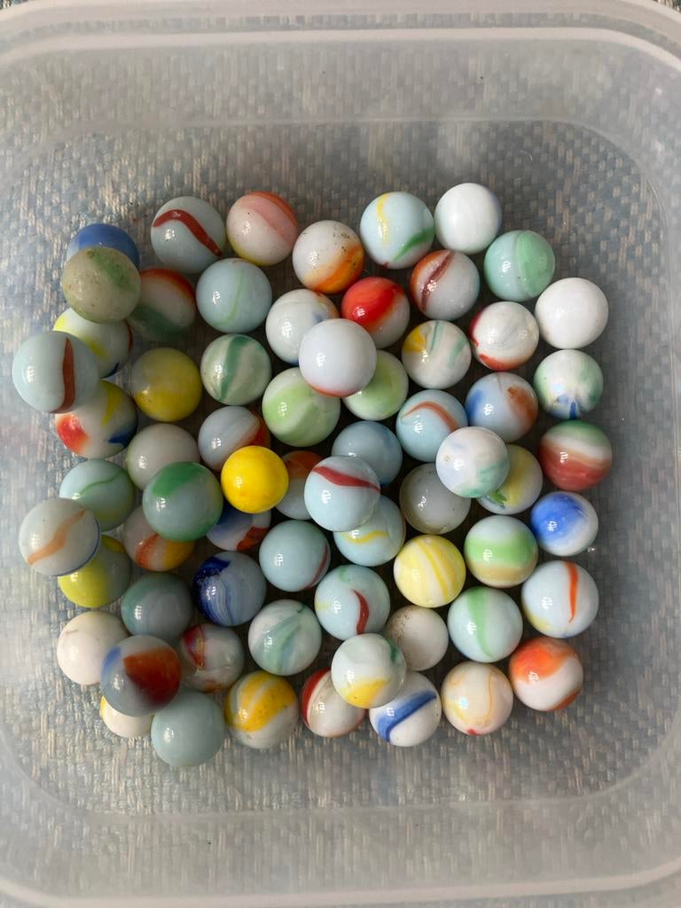 Gekleurde knikkers in plastic bakje, Ophalen, Gebruikt