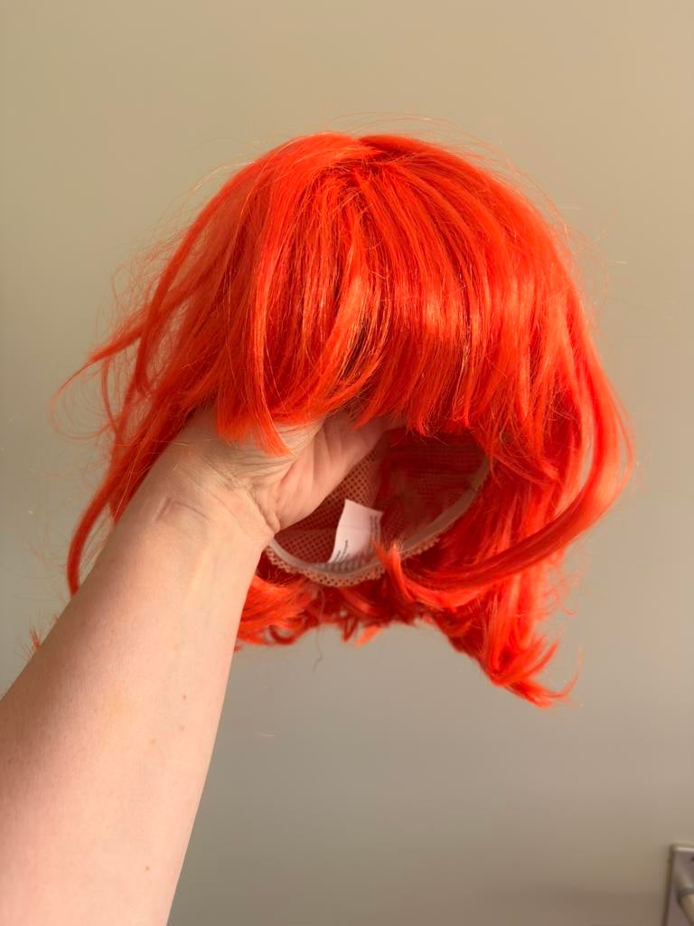 Oranje pruik met bloemetjes elastiek, Ophalen of Verzenden, Zo goed als nieuw, Oranje of Koningsdag, Accessoires