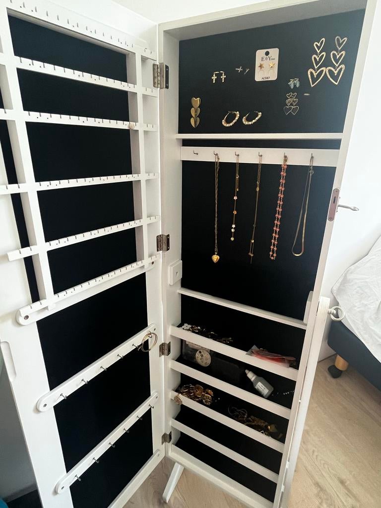 Witte sieradenkast met spiegel en sleutel, veel opbergruimte, Huis en Inrichting, Ophalen, Minder dan 50 cm, Gebruikt, 100 tot 150 cm