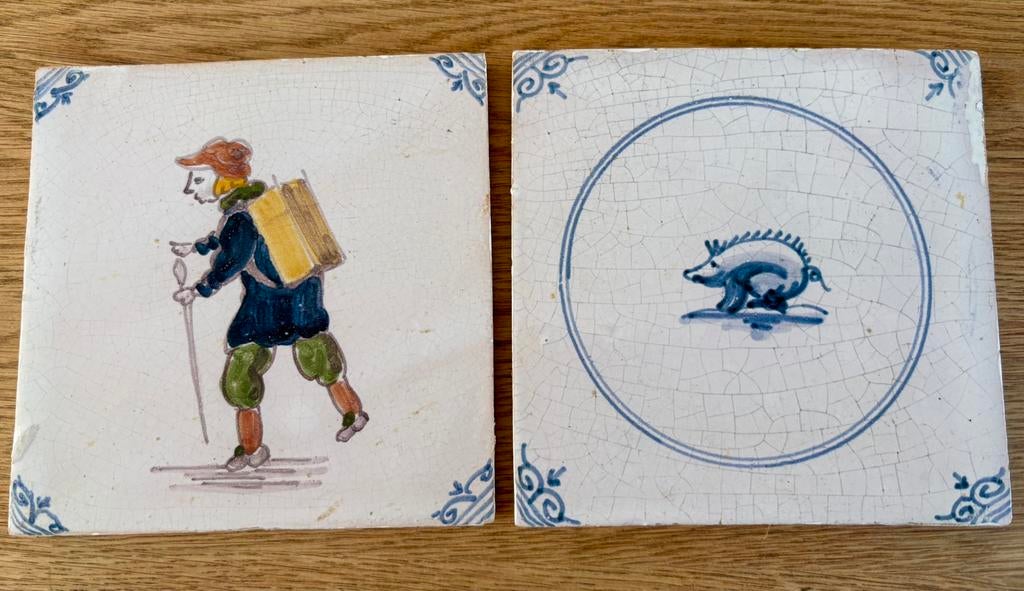 2 tegeltjes Makkum en Delfts, Antiek en Kunst, Ophalen of Verzenden