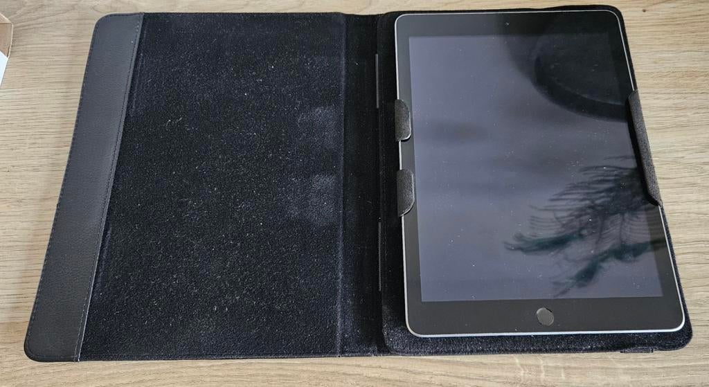 iPad A1822 5e generatie met hoes, Gebruikt, 32 GB, Apple iPad, Ophalen