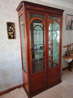 Vitrine kast notenhout, Ophalen, 100 tot 150 cm, 200 cm of meer, Zo goed als nieuw