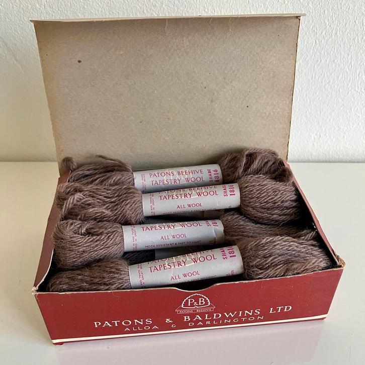 Borduurwol Patons Beehive, kleur 1816, originele doos, Hobby en Vrije tijd, Borduren en Borduurmachines, Nieuw, Borduurgaren of Zijde