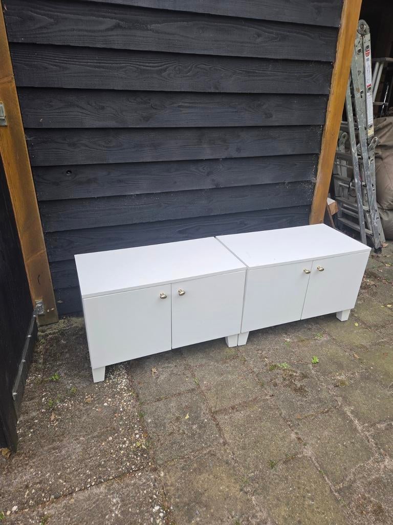 Twee witte lage kasten met deuren van ikea., Huis en Inrichting, Ophalen