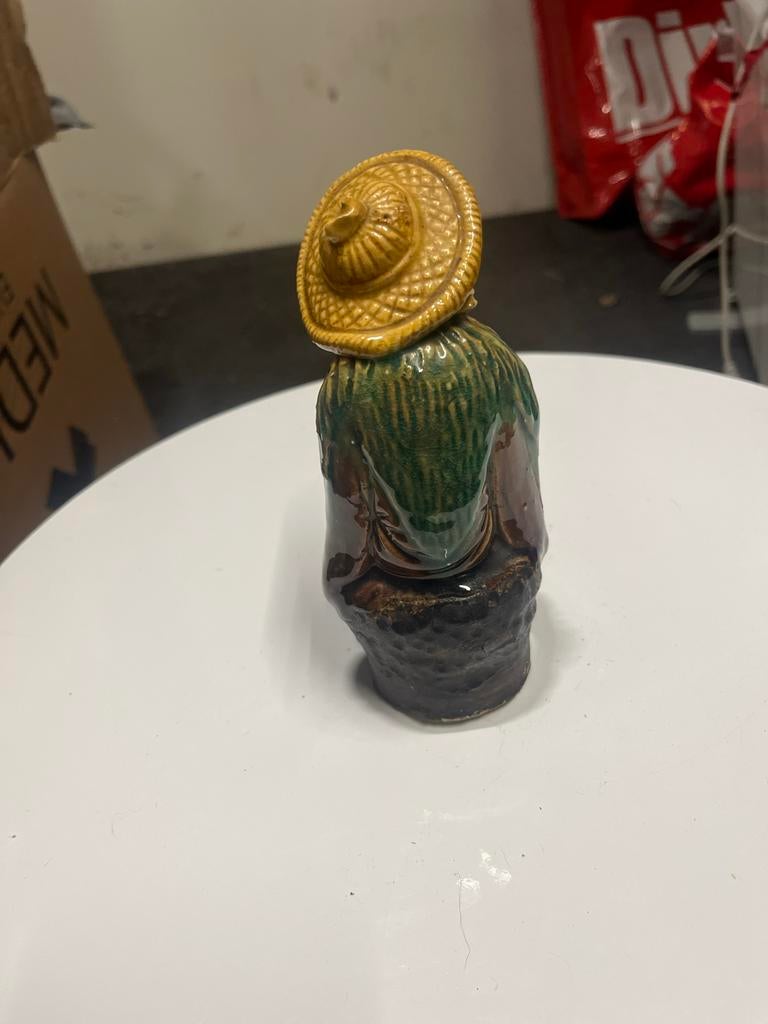 Keramisch beeldje Oosterse stijl, zittende man met hoed, Antiek en Kunst, Ophalen of Verzenden