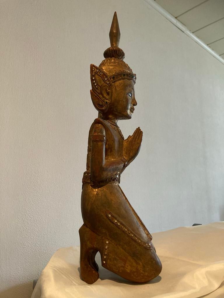 Antieke Thaise Teppanom Sculptuur, biddende houding, Handgemaakt, Beeld, Hout, Goud