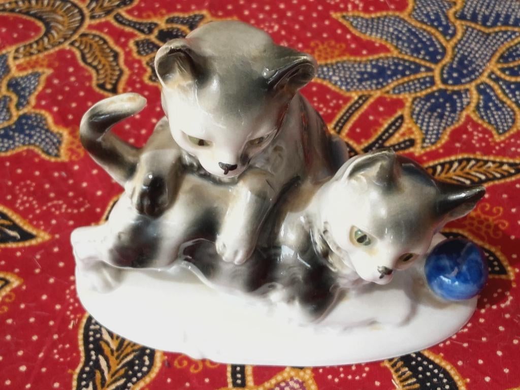 Spelende katten of poezen mooi oud beeldje uit Duitsland., Antiek en Kunst, Antiek | Porselein, Ophalen of Verzenden