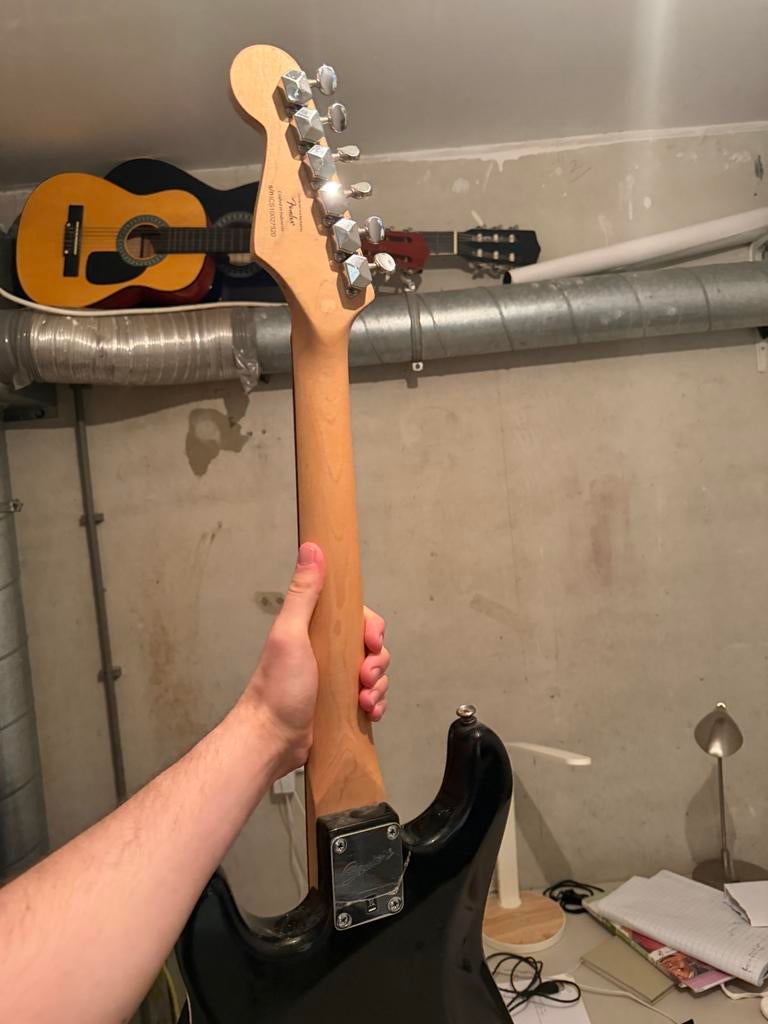 Fender Squier Mini Stratocaster - Zwart met gouden slagplaat, Ophalen of Verzenden, Gebruikt, Solid body, Fender