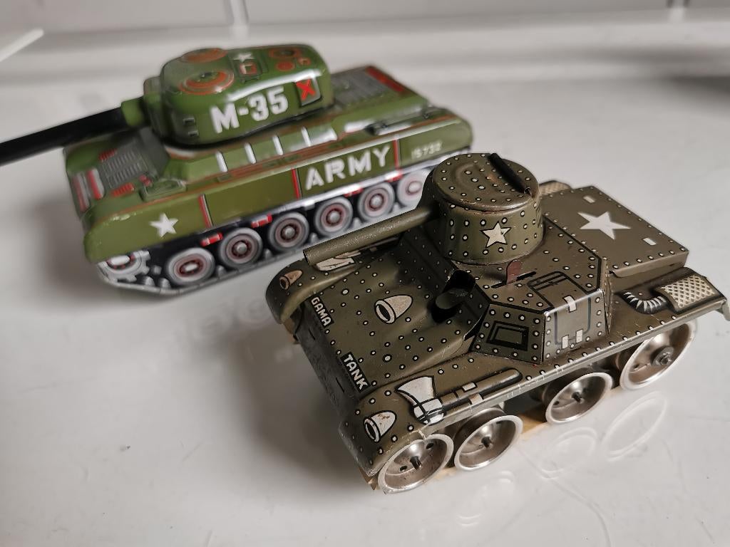 2 blikken tanks  -  Gama tank + M-35 army tank, Antiek en Kunst, Antiek | Speelgoed, Ophalen of Verzenden