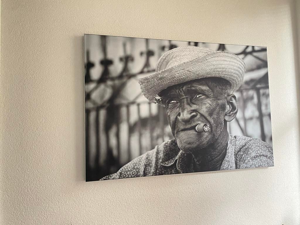 Frame met doek – 100  67 cm – Cubaanse man met sigaar, 50 tot 75 cm, Ophalen of Verzenden, Zo goed als nieuw, 75 tot 100 cm