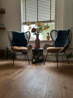 Rieten vlinderstoelen met kussens en schapenvacht, Ophalen