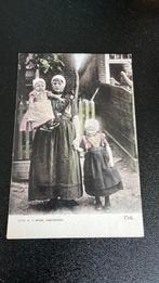 Urk Dorpsleven buitenshuis moeder met kinderen, Ophalen of Verzenden, Voor 1920, Ongelopen, Flevoland