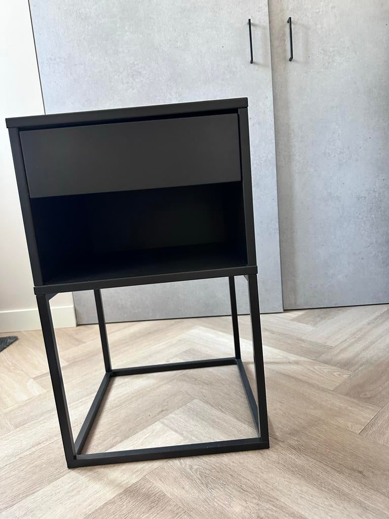 Ikea VIKHAMMER Nachtkastje, zwart, 40x39 cm, Huis en Inrichting, Slaapkamer | Nachtkastjes, Ophalen, Gebruikt, Minder dan 45 cm