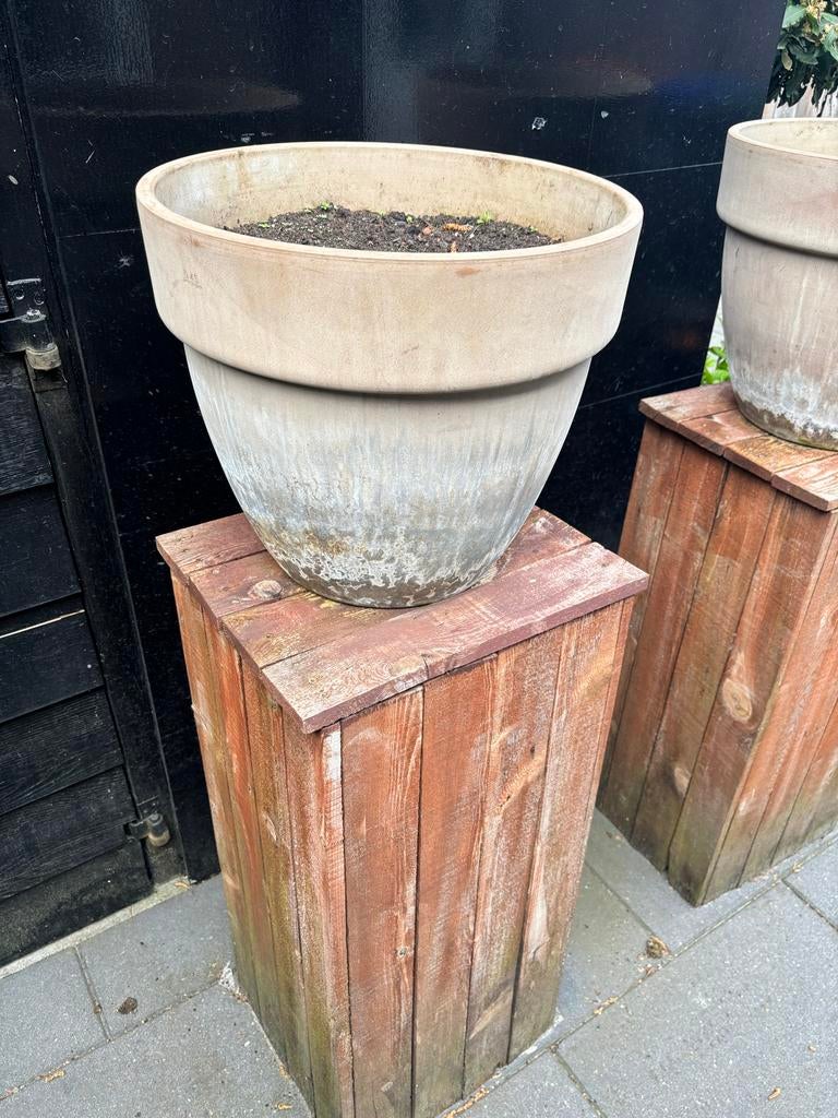 Grote bloempotten met houten zuilen - Set van 2, Tuin en Terras, Bloempotten, Ophalen, Gebruikt, Balkon, 40 cm of meer