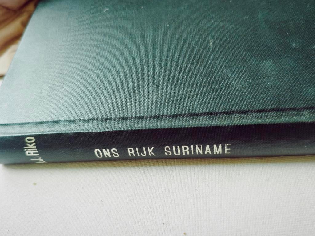 Ons Rijk Suriname - J.W. Rikoet + enkaart, Ophalen of Verzenden