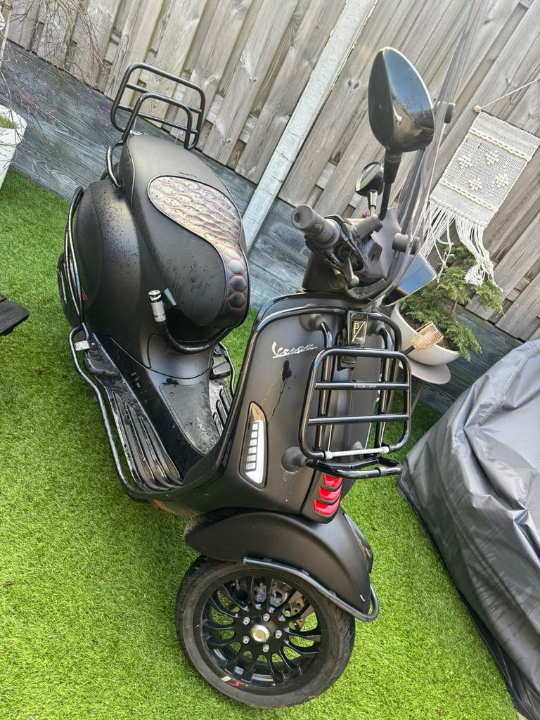 vespa sprint 50 scooter zwart rood, Ophalen of Verzenden, Zo goed als nieuw, Benzine