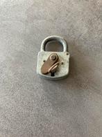 Hangslot met sleutel., Antiek en Kunst, Antiek | Gereedschap en Instrumenten, Ophalen of Verzenden