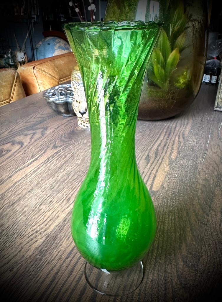 Vaas AntiekVintage Gedraaide glazen voet groen curiosa glas, Verzenden