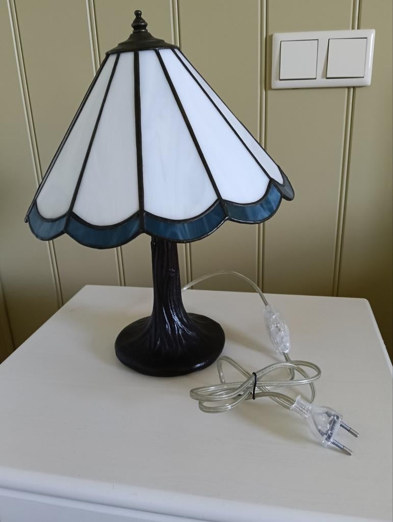 Tiffany Stijl Tafellamp - Wit met Blauwe Accent, 50 tot 75 cm, Ophalen of Verzenden, Zo goed als nieuw, Glas