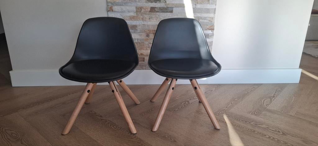 2 Zwarte kindetstoeltjes met houten Poten, Huis en Inrichting, Stoelen, Gebruikt, Twee, Modern, Scandinavisch, Zwart