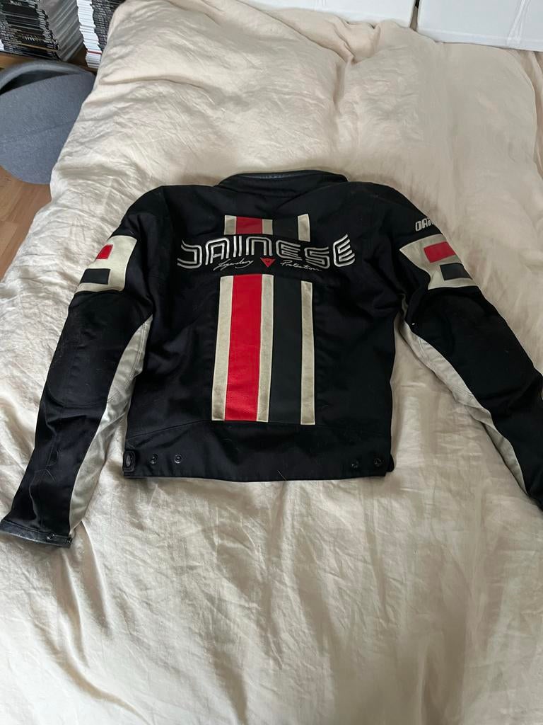 Dainese motorjas zwart met rode en witte strepen - Maat 46, Motoren, Kleding | Motorkleding, Ophalen, Tweedehands, Heren, Jas | textiel