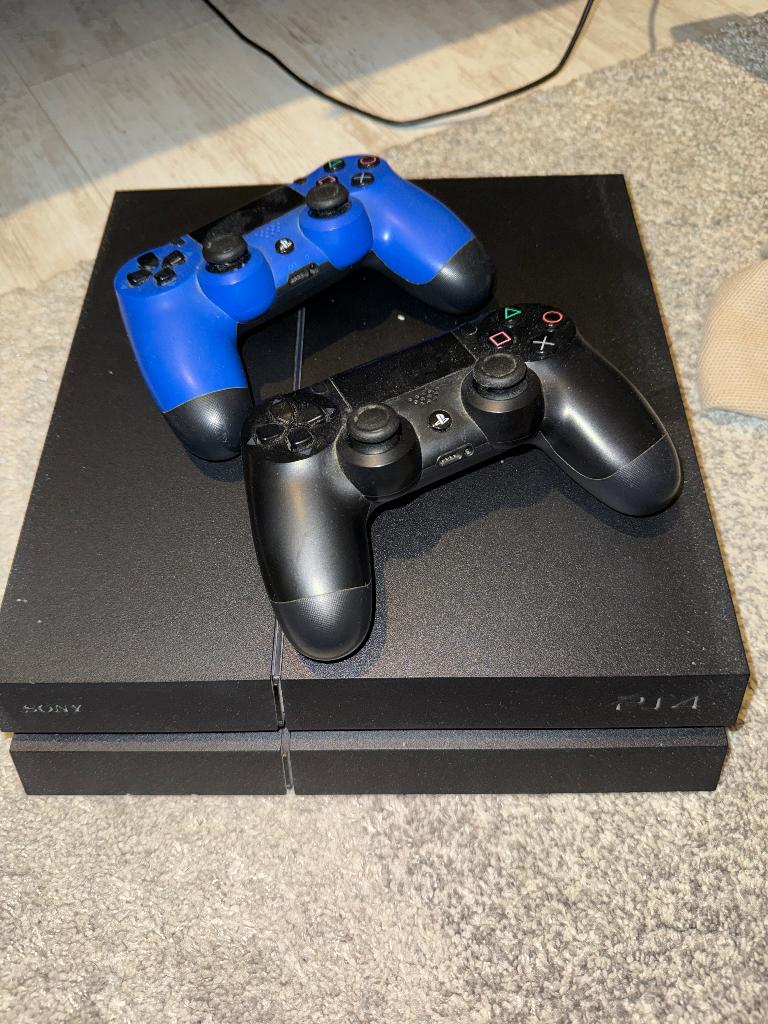 PlayStation 4 met 2 controllers, Spelcomputers en Games, Ophalen, 500 GB, Met 2 controllers, Zo goed als nieuw
