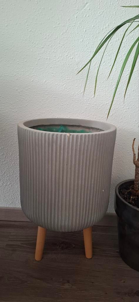 Stijlvolle bloempot van Intratuin met houten pootjes, Tuin en Terras, Bloempotten, 25 tot 40 cm, Gebruikt, Rond, Binnen