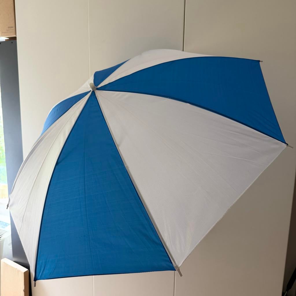 Blauw-witte parasol met flexibele klembevestiging, Ophalen, Gebruikt, Blauw