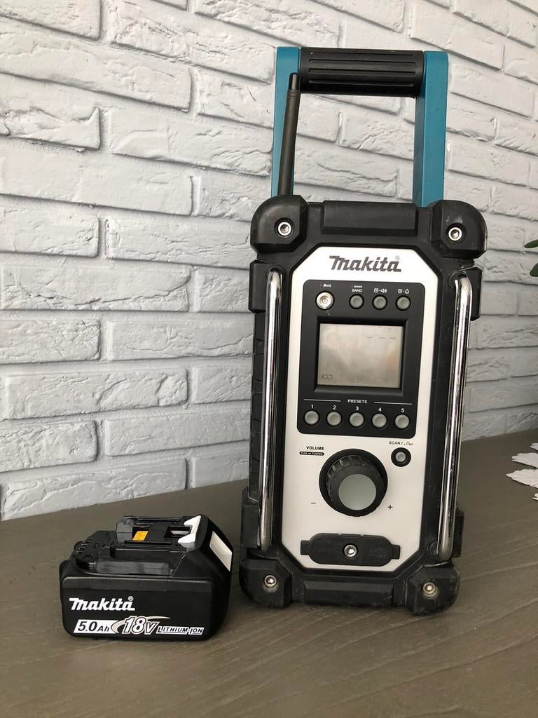 Bijna als nieuw MAKITA radio met accu 5 ah geen Bluetooth, Audio, Tv en Foto, Radio's, Ophalen, Zo goed als nieuw, Bouwradio