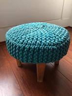 Voetenbankje / poef met gehaakte bekleding, Huis en Inrichting, Banken | Voetenbanken en Poefen, Minder dan 50 cm, Gebruikt, Rond