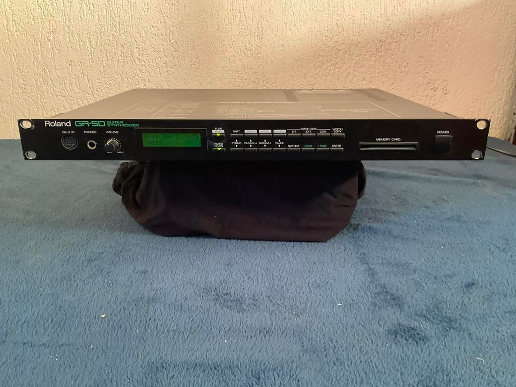 Roland GR-50 Gitaarsynthesizer met GK-2A pickup, Muziek en Instrumenten, Synthesizers, Gebruikt, Roland, Met midi-aansluiting