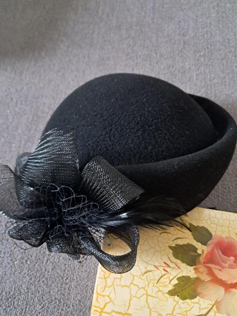 Zwarte hoed met decoratie, Ophalen of Verzenden, Zo goed als nieuw, One size fits all