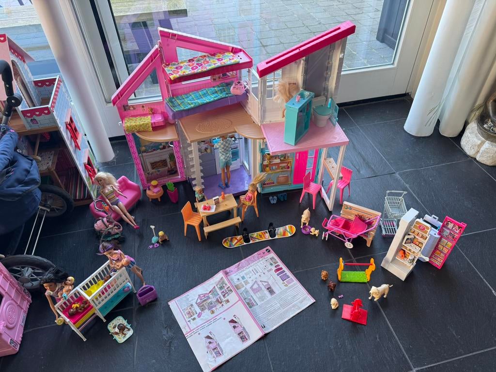 Grote Barbiehuis, Kinderen en Baby's, Speelgoed | Poppenhuizen, Ophalen, Zo goed als nieuw, Toebehoren