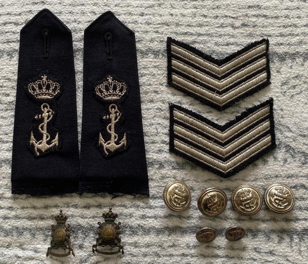 Set emblemen Marine bewakingskorps met zeldzame kraagembleme, Ophalen of Verzenden, Marine, Nederland, Embleem of Badge