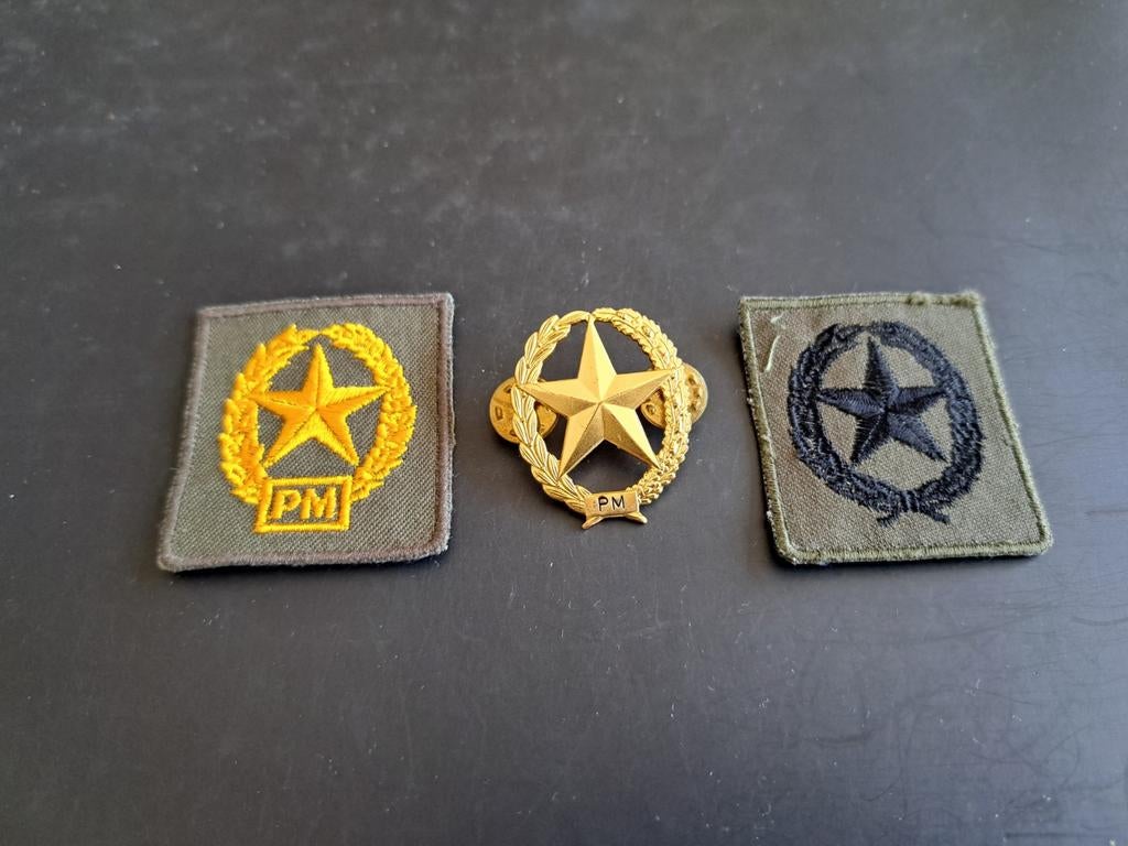 Vaardigheids emblemen Schutter 1e Klas Pistool Mitrailleur, Ophalen of Verzenden, Landmacht, Nederland, Embleem of Badge