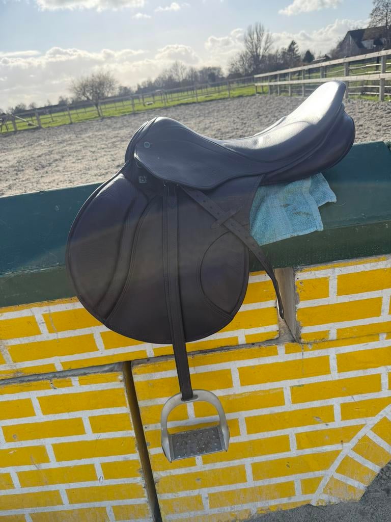 Stubben springzadel 17 inch, Ophalen, Zo goed als nieuw, Springen