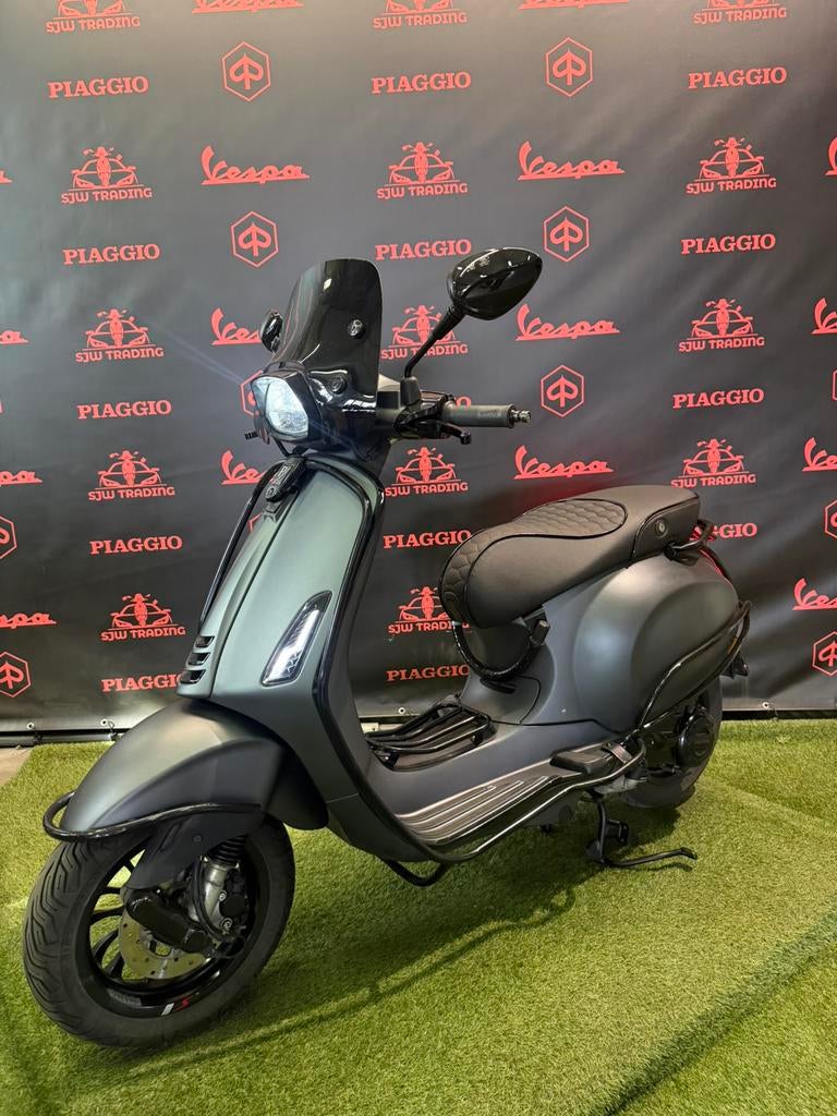 Vespa Sprint 2022 Brom! Mat Grijs / RS Zadel / Garantie!, Fietsen en Brommers, Scooters | Vespa, Ophalen of Verzenden, Benzine