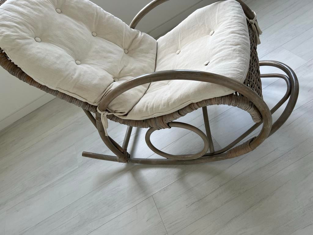 Schommelstoel met kussen, Huis en Inrichting, Stoelen, Ophalen, Gebruikt, Overige kleuren, Riet of Rotan