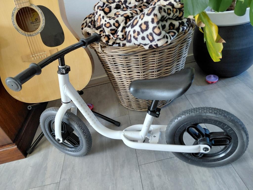 Goede B'Twin loopfiets, Kinderen en Baby's, Speelgoed | Buiten | Voertuigen en Loopfietsen, Ophalen of Verzenden, Gebruikt, Loopfiets