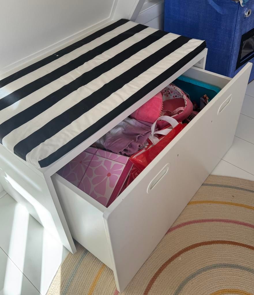 Ikea småstad speelgoedkist met zwart wit gestreept kussen, Ophalen, Zo goed als nieuw, Kleed of Kussen