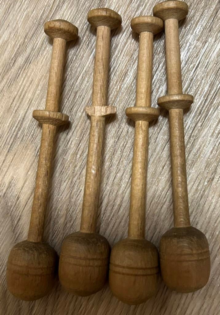 Vier houten kantklos klosjes, Ophalen of Verzenden, Gebruikt, Klos(sen)