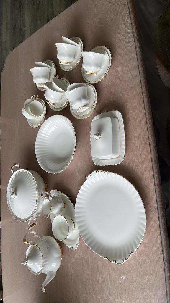 Royal albert servies , wit met gouden randje., Ophalen of Verzenden