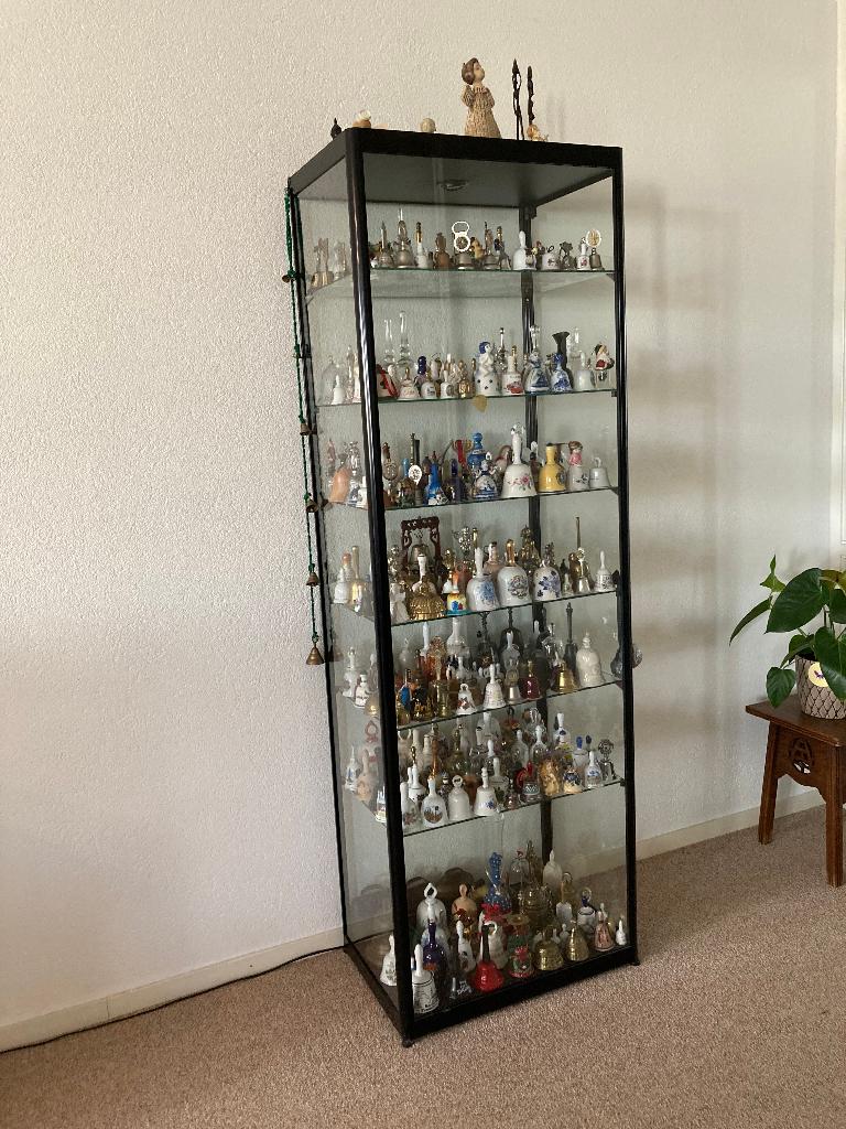 Vitrine kast met bonte verzameling aan bellen, Antiek en Kunst, Ophalen of Verzenden