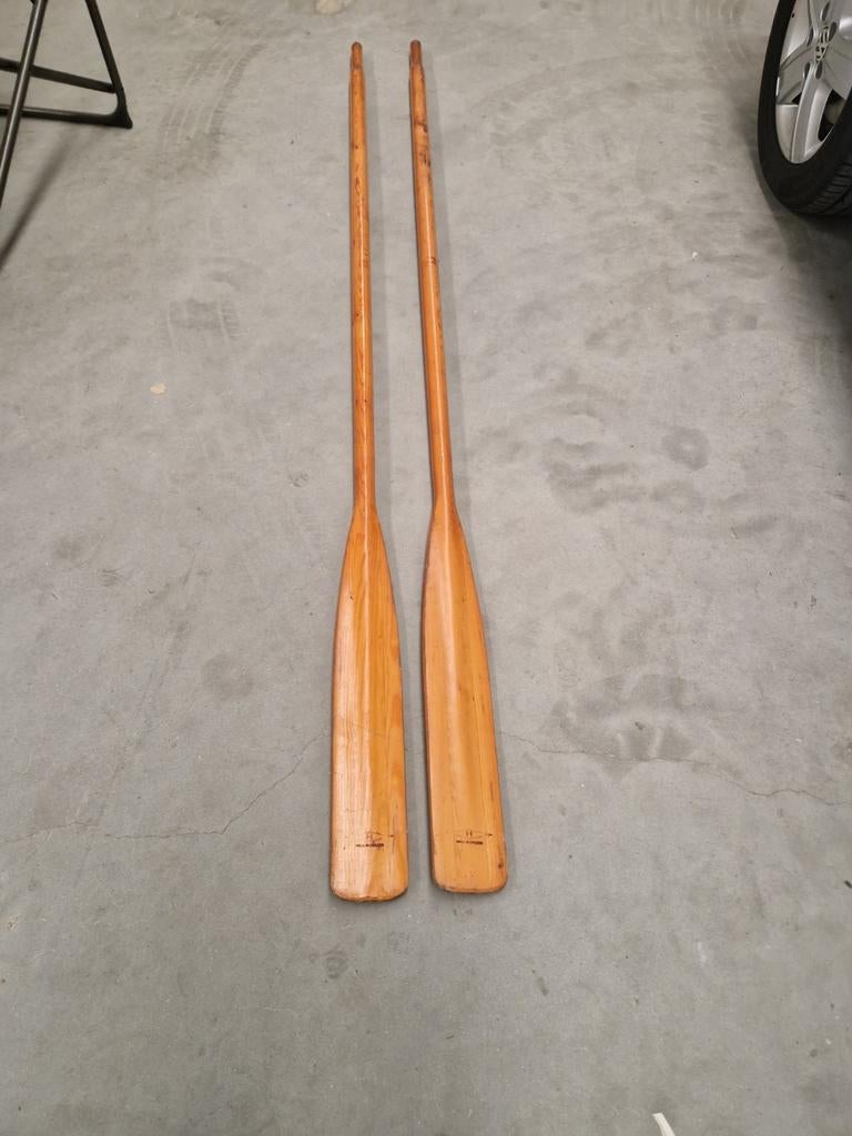 Twee houten peddels, Ophalen