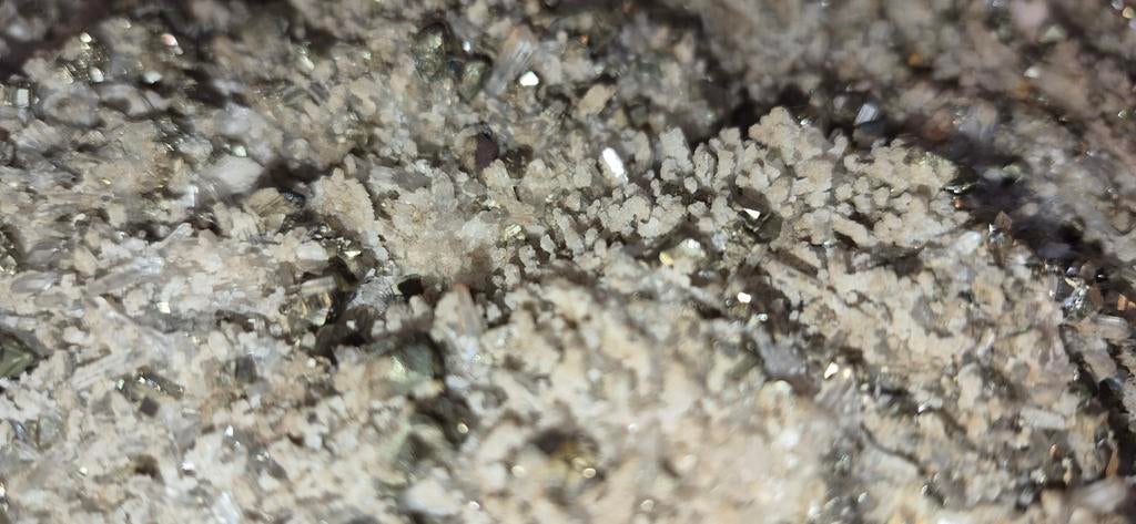 Grote bergkristal met pyriet kubussen, 7 kilo, Ophalen of Verzenden