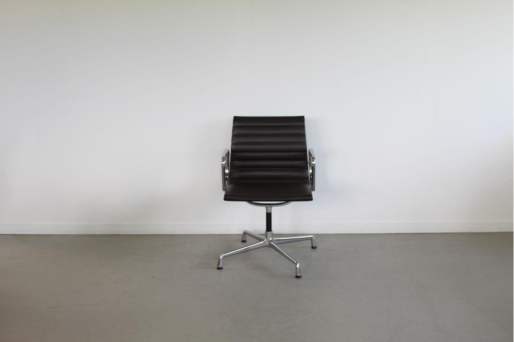 1x Vitra Eames EA 104 Stoel Zwart Leer – Aluminium, Niet ingevuld, Zwart, Niet ingevuld, Ophalen of Verzenden