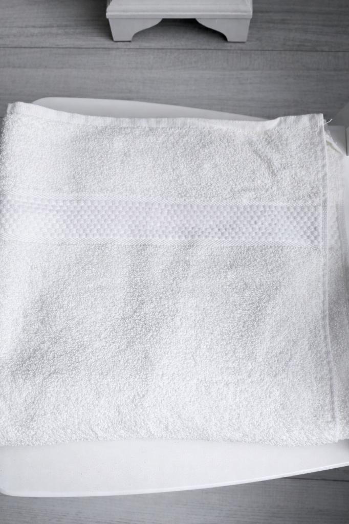 mira wit badhanddoek 130 x 70 cm, Ophalen of Verzenden, Zo goed als nieuw, Wit, Overige typen