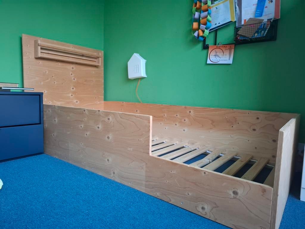 Kinderbed 90x200 met boekenrekje en lage instap, Kinderen en Baby's, Kinderkamer | Bedden, 85 tot 100 cm, Gebruikt, 180 cm of meer