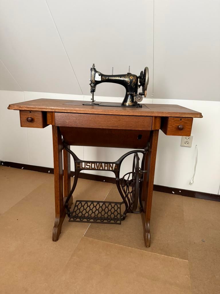 Mooie antieke Husqvarna naaimachine, Ophalen